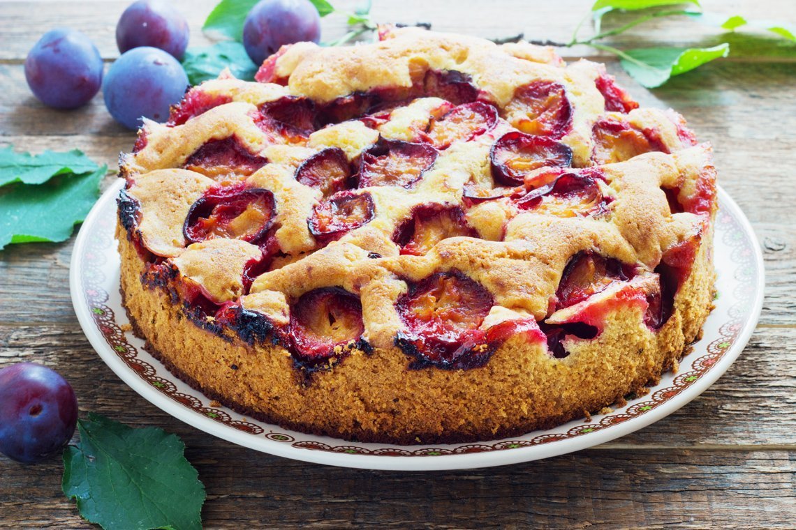 Пирог с яблоками и сливами