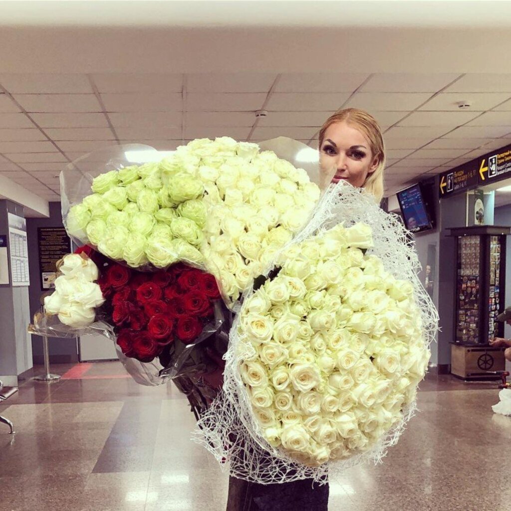 Анастасия Волочкова с букетом
