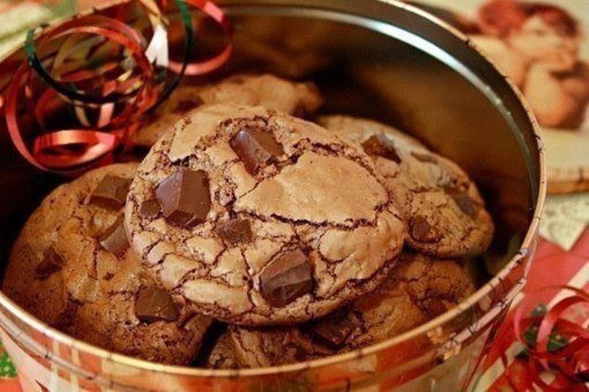 Шоколадное печенье с кусочками шоколада