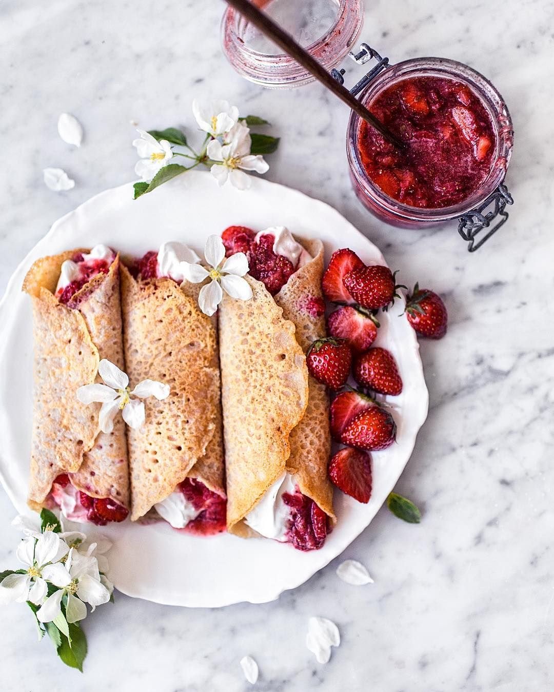 Блины с клубникой красиво