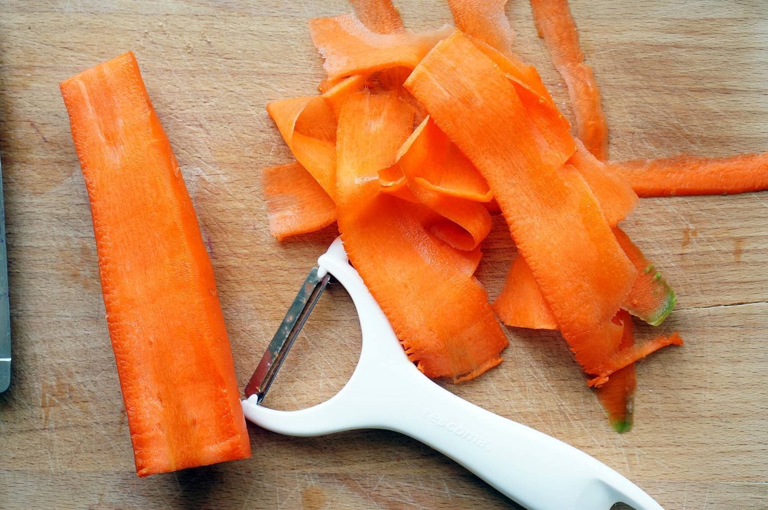 Как сделать слайс. Украшение из вареной моркови. Украшение из моркови для салата. Порезать морковку овощечисткой. Нарезка моркови.