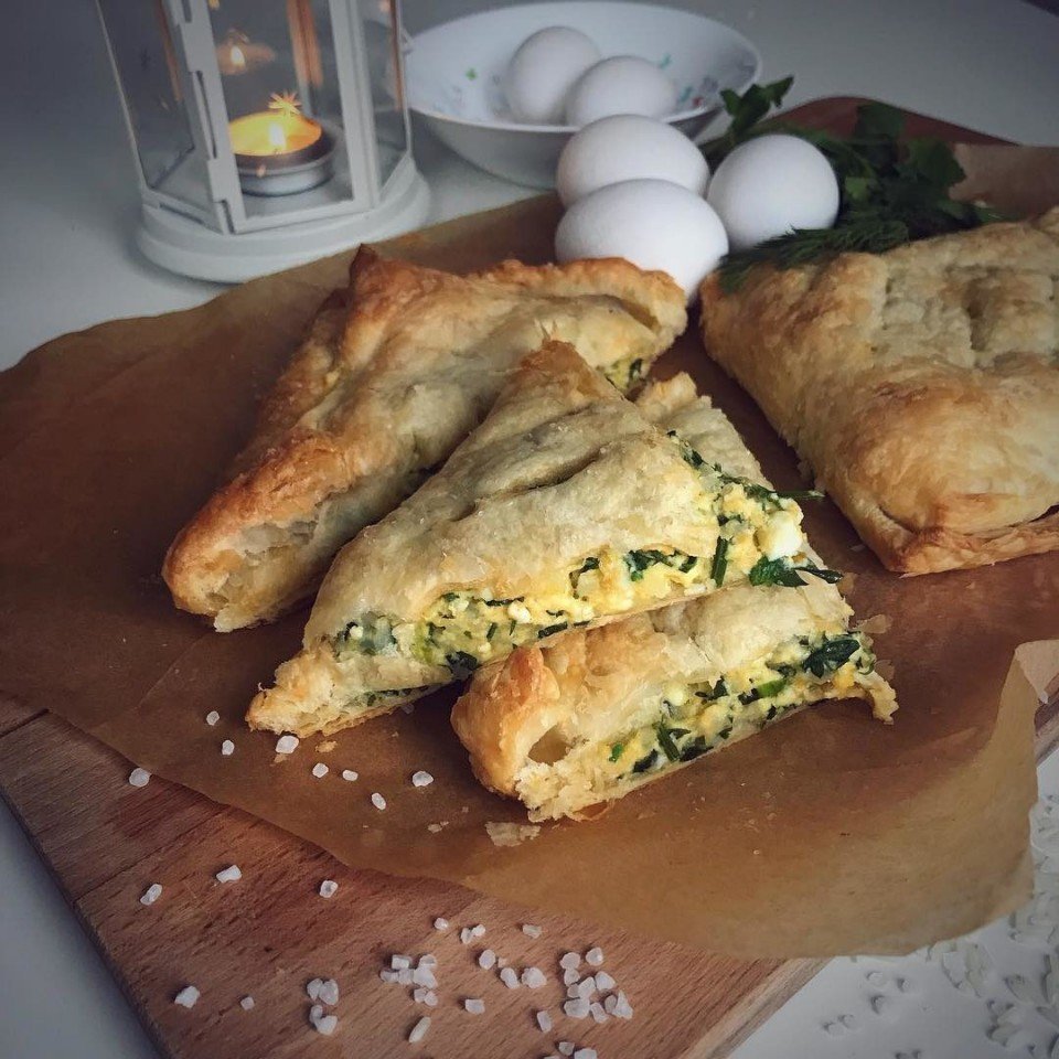 Пирожки с луком и яйцом в духовке