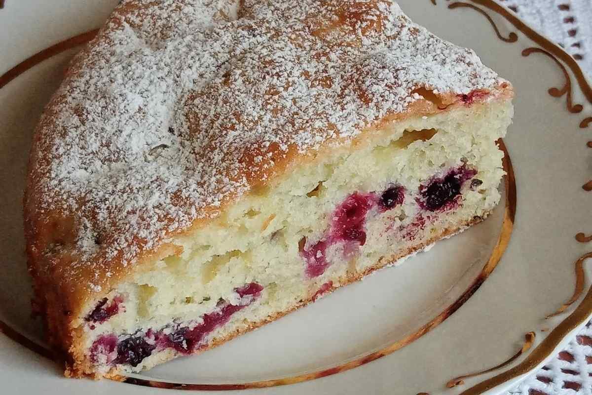 Пирог на кефире с ягодами