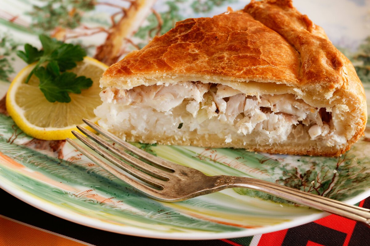 Пирог с рыбой и рисом