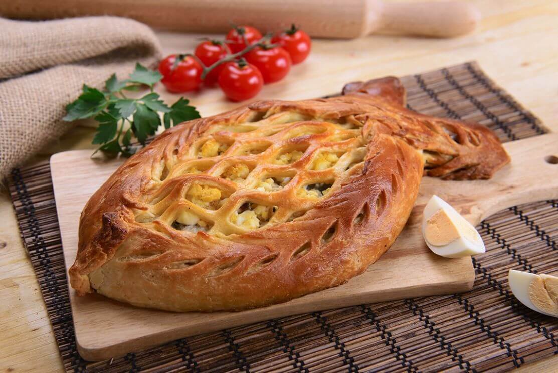 Рыбный пирог из слоеного