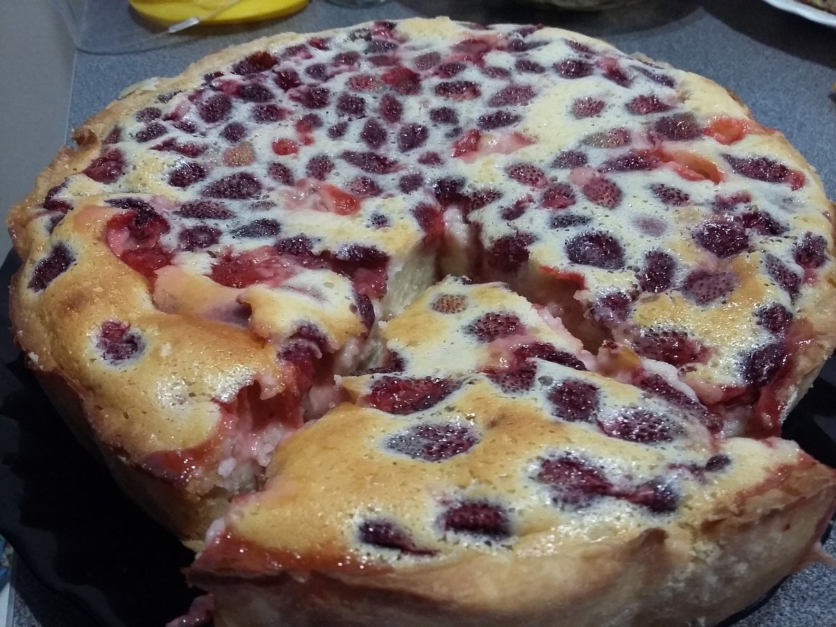 Пирог с заварным кремом и ягодами