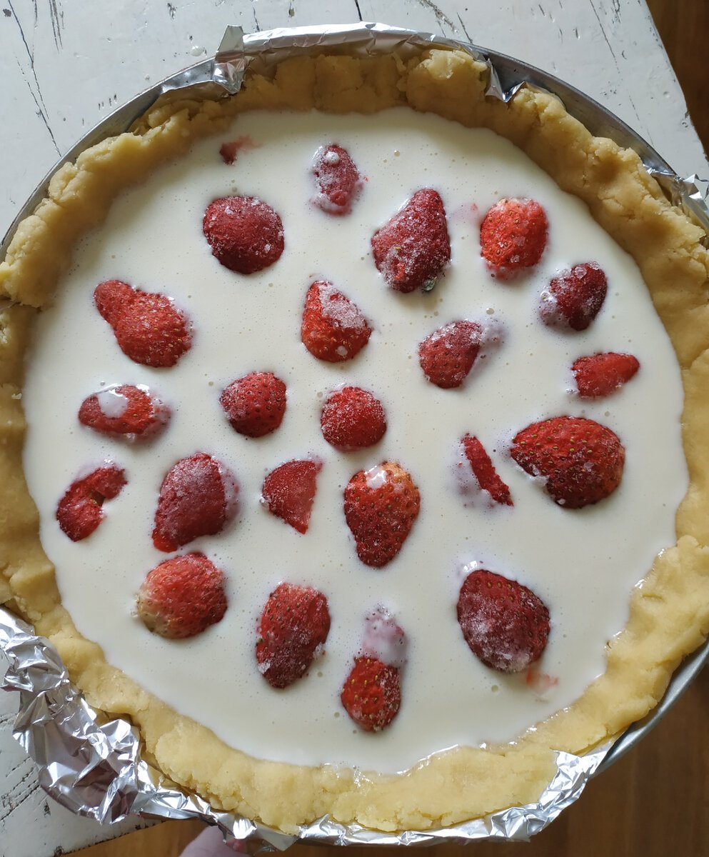 Песочный пирог с клубникой