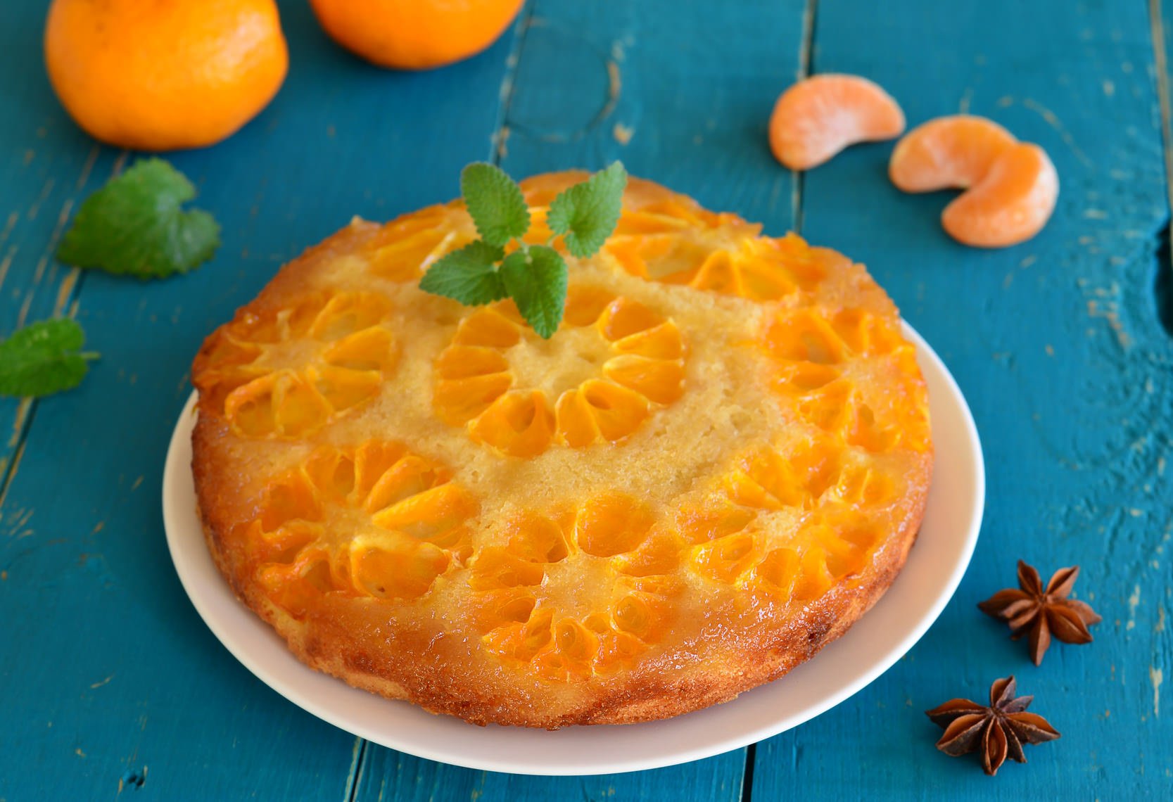 Пироги с мандаринами рецепты с фото. Шарлотка с мандаринами. Шарлотка с цитрусами. Сладкий пирог с апельсинами. Пирог на тарелке.