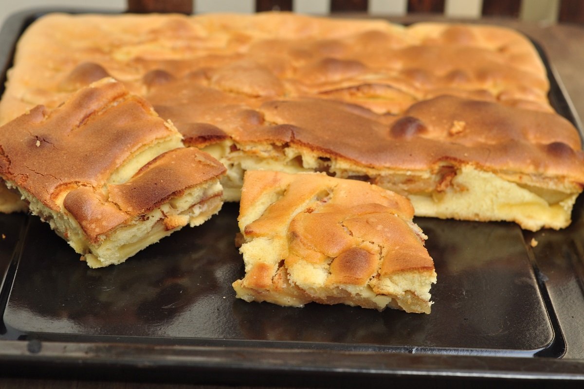 Шарлотка с вишней замороженной