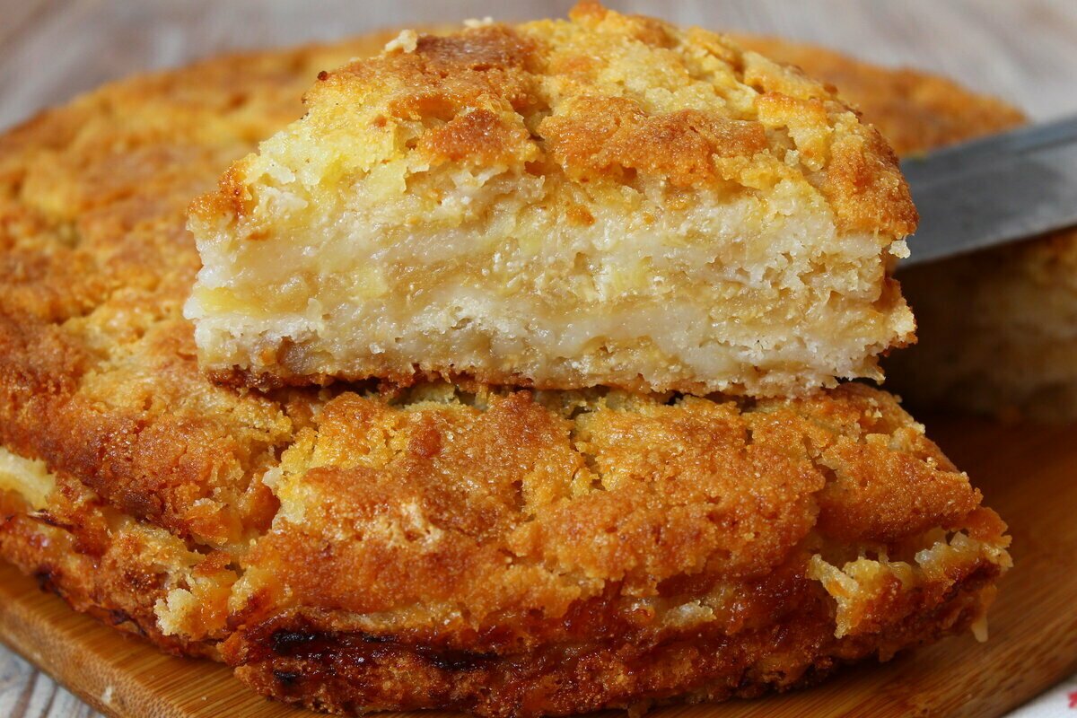 Воздушная шарлотка с яблоками
