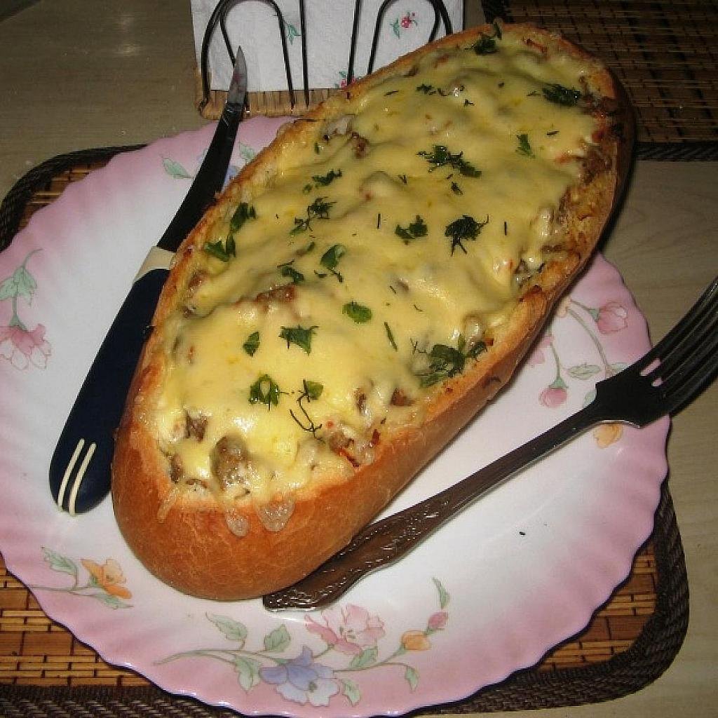 Хлеб с фаршем в духовке. Батон с сыром в духовке. Батон с колбасой и сыром в духовке. Фаршированный батон. Фарш в батоне.
