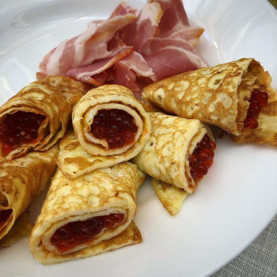 Блинчики с клубникой и сливками