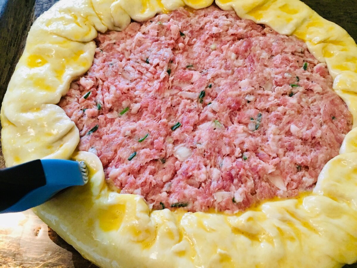 Открытый пирог с фаршем в духовке