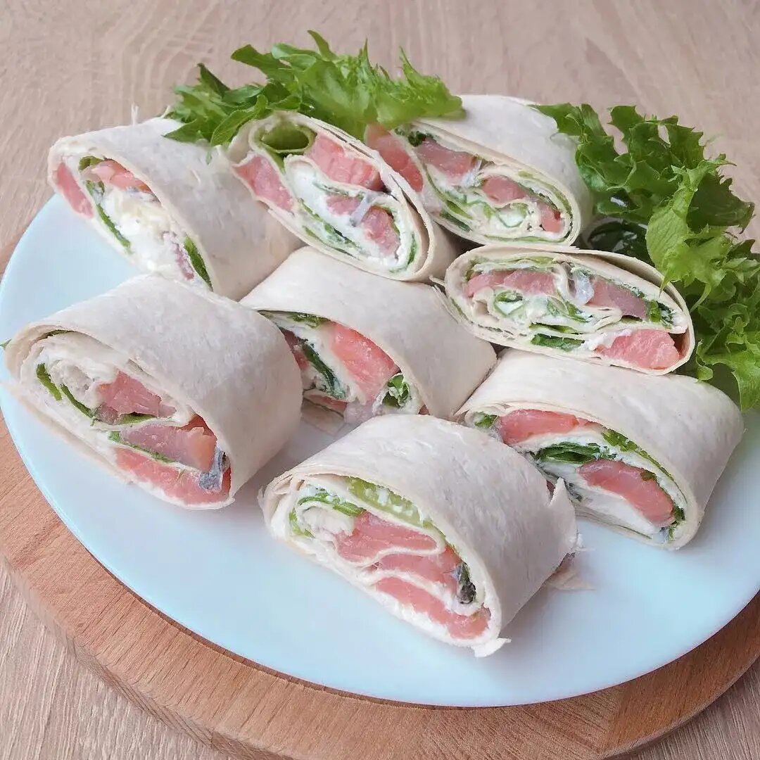 Рулет из лава с красной рыбой