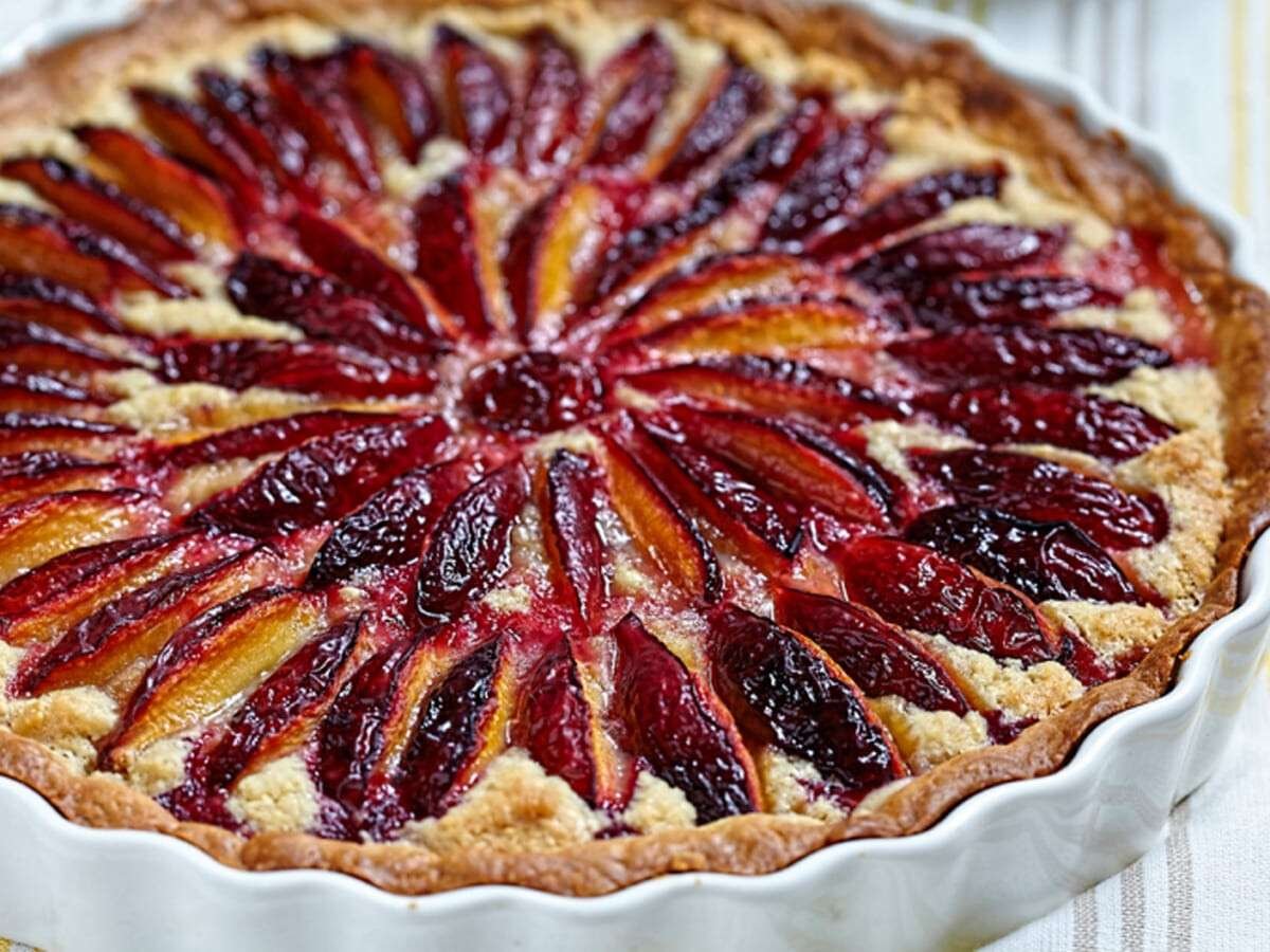 Шарлотка с персиками консервированными