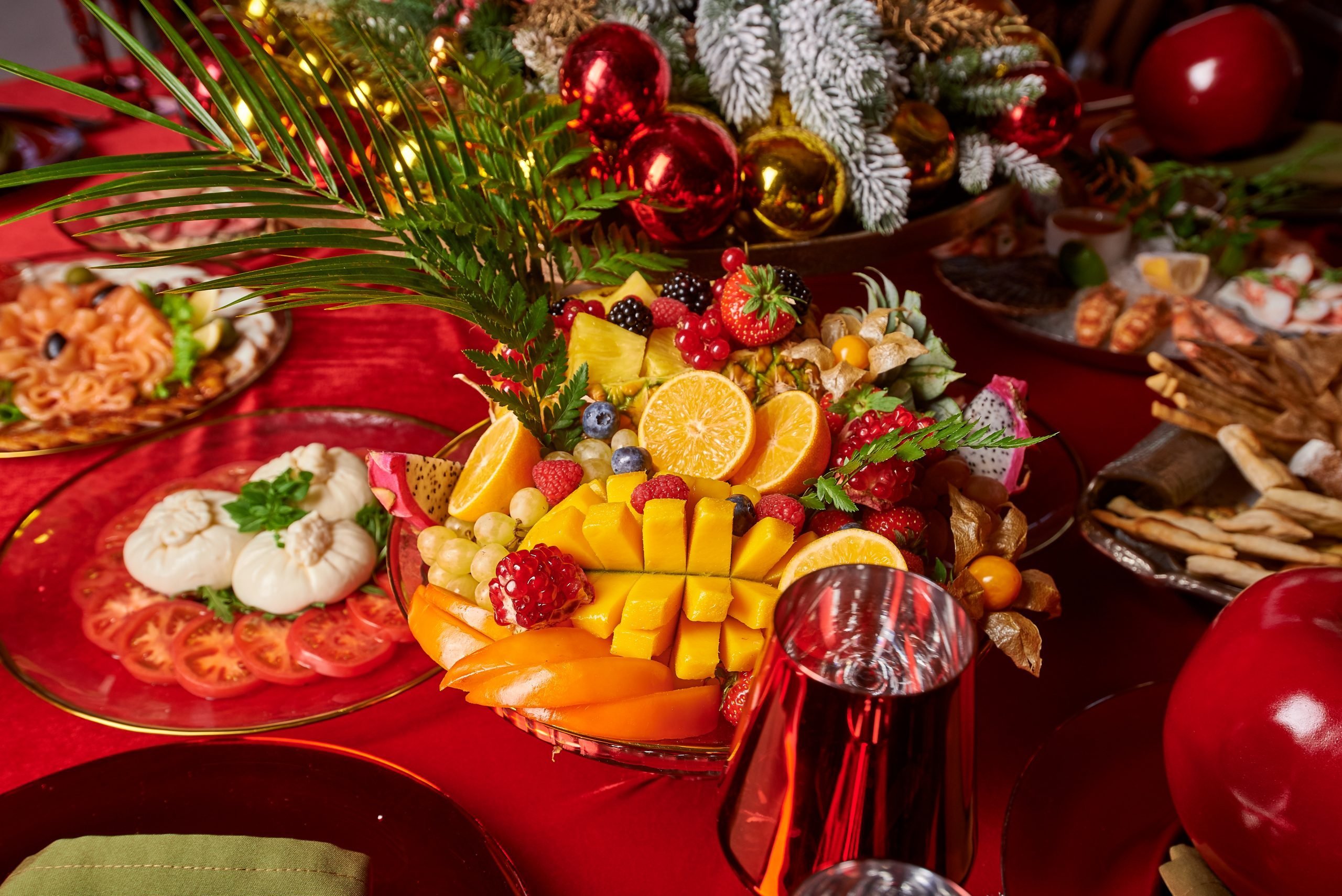 Предложение новогодних праздников. Новогодний и праздничный стол. Накрытый новогодний стол. Красивый новогодний стол. Еда на новый год.