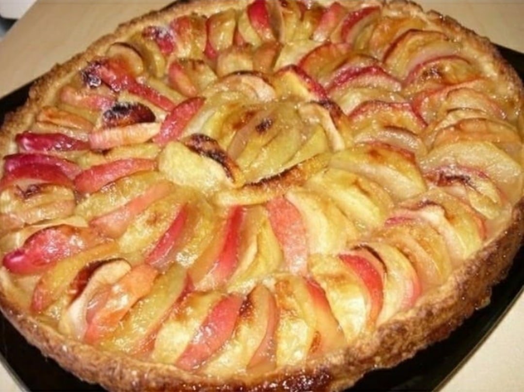 Кусок пирога с яблоками