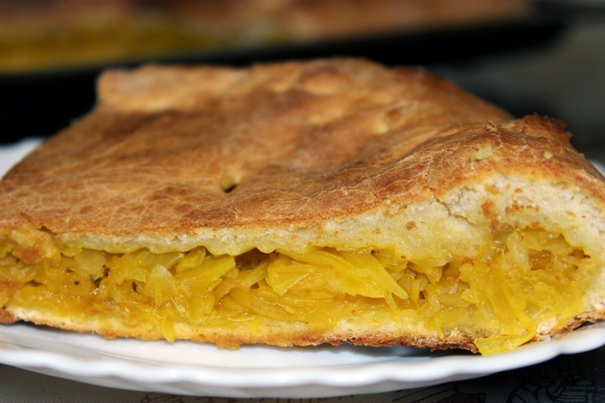 Чесночный пирог с зеленью и сыром