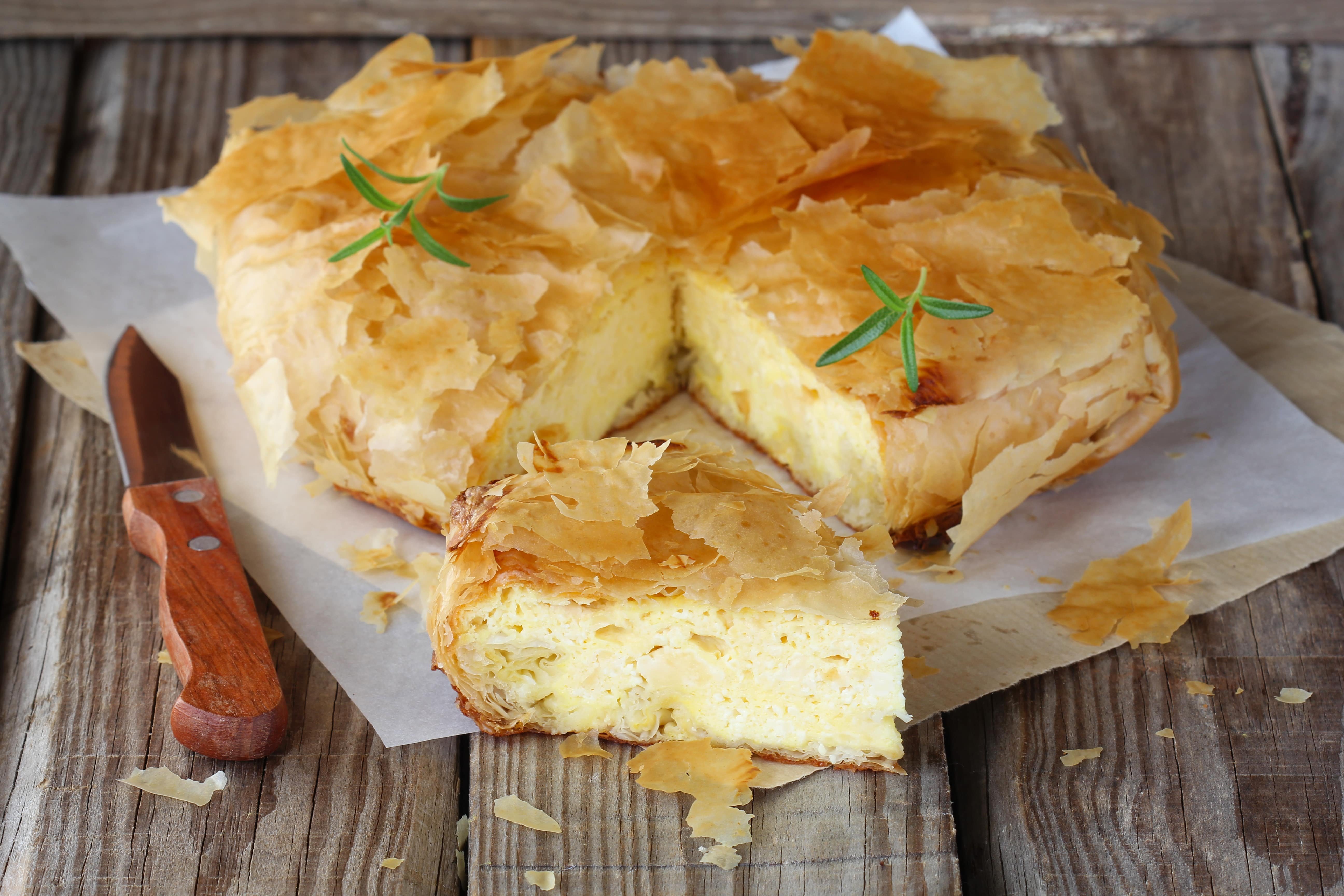 Пирог с сыром из слоеного теста рецепт. Тиропита Греческая. Греческий пирог тиропита. Греческий сырный пирог тиропита. Тесто фило ачма.