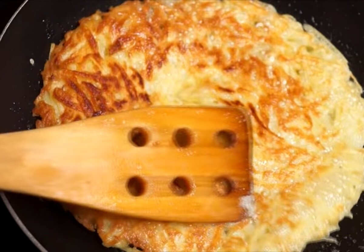 Картофельный блин на сковороде