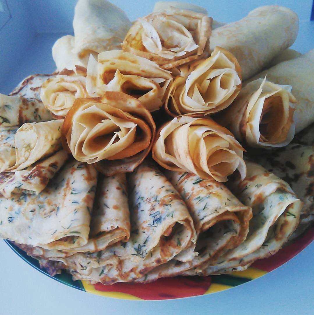 Розочки из овощей на пироге