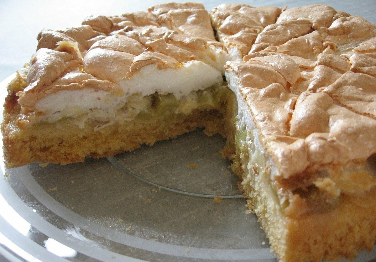Песочный пирог с яблоками и безе