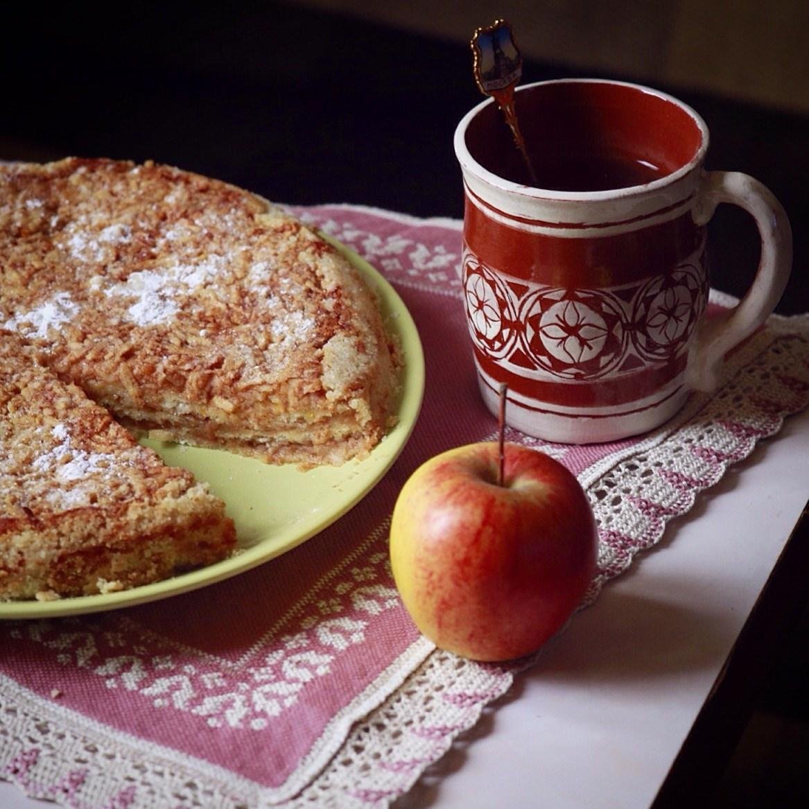 Пирог с клюквой и яблоками