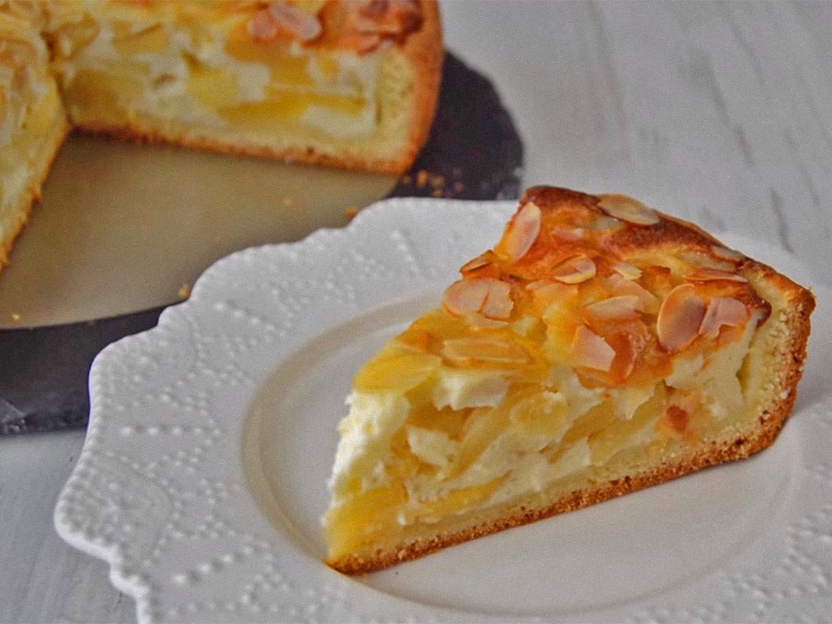 Открытый пирог с яблоками