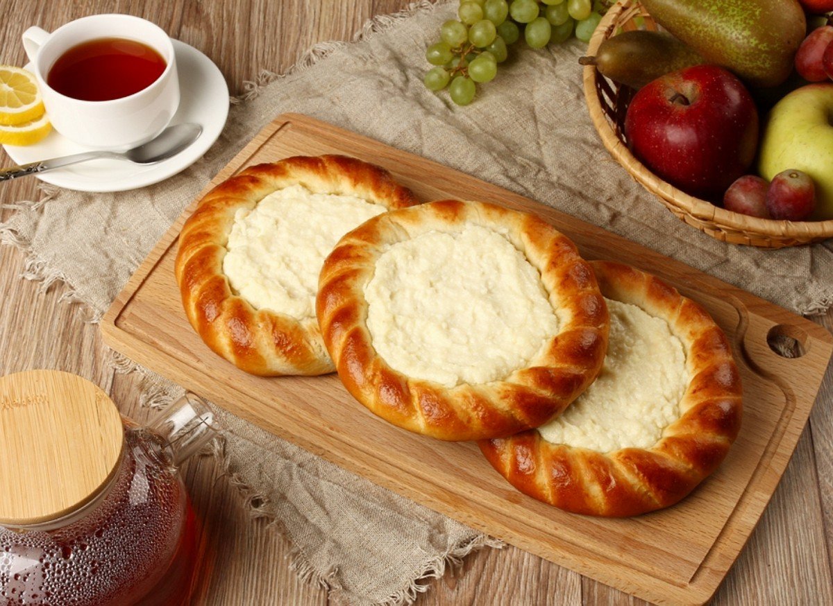 Яблочный пирог с яблоками сверху