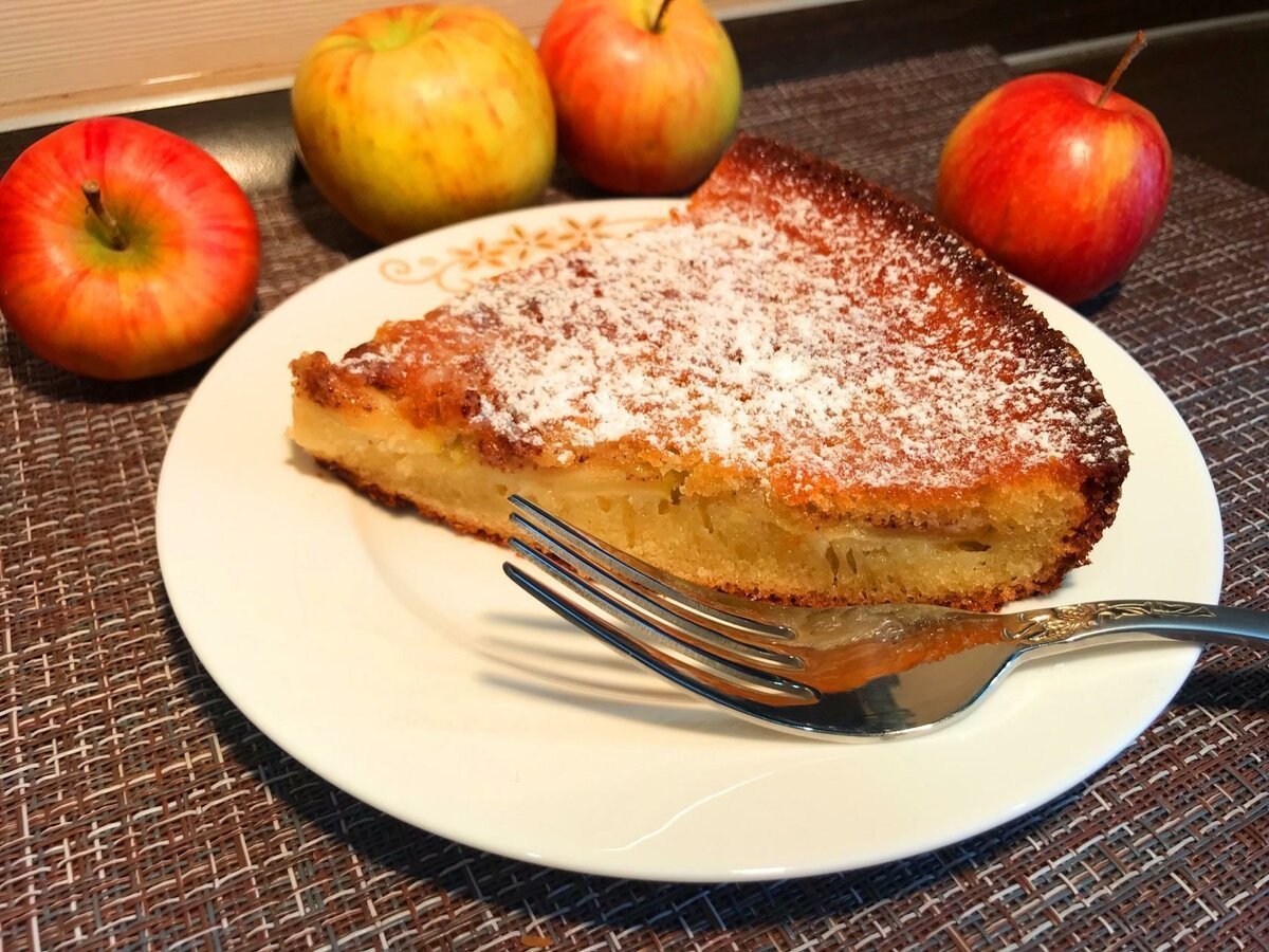 Красивая шарлотка с яблоками