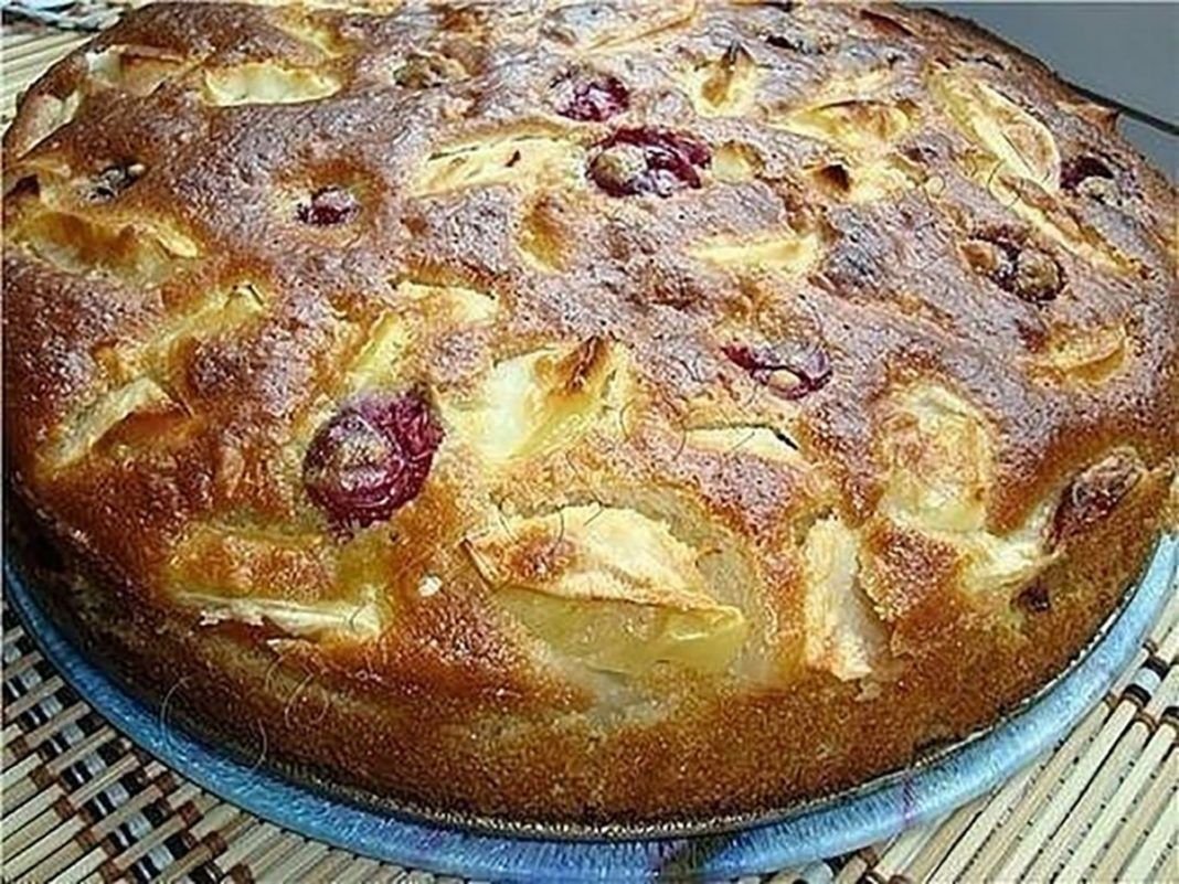 Шарлотка с вишней