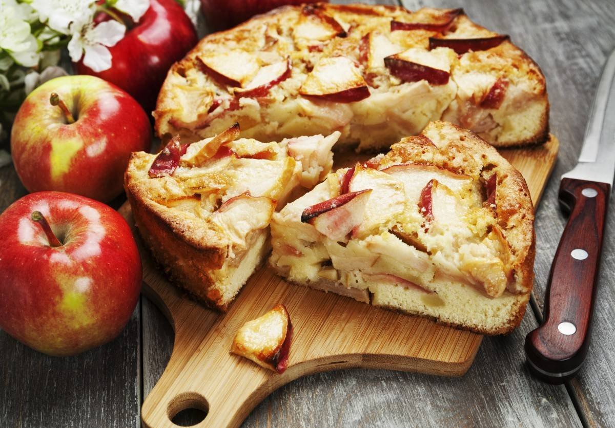 Шарлотка с вишней