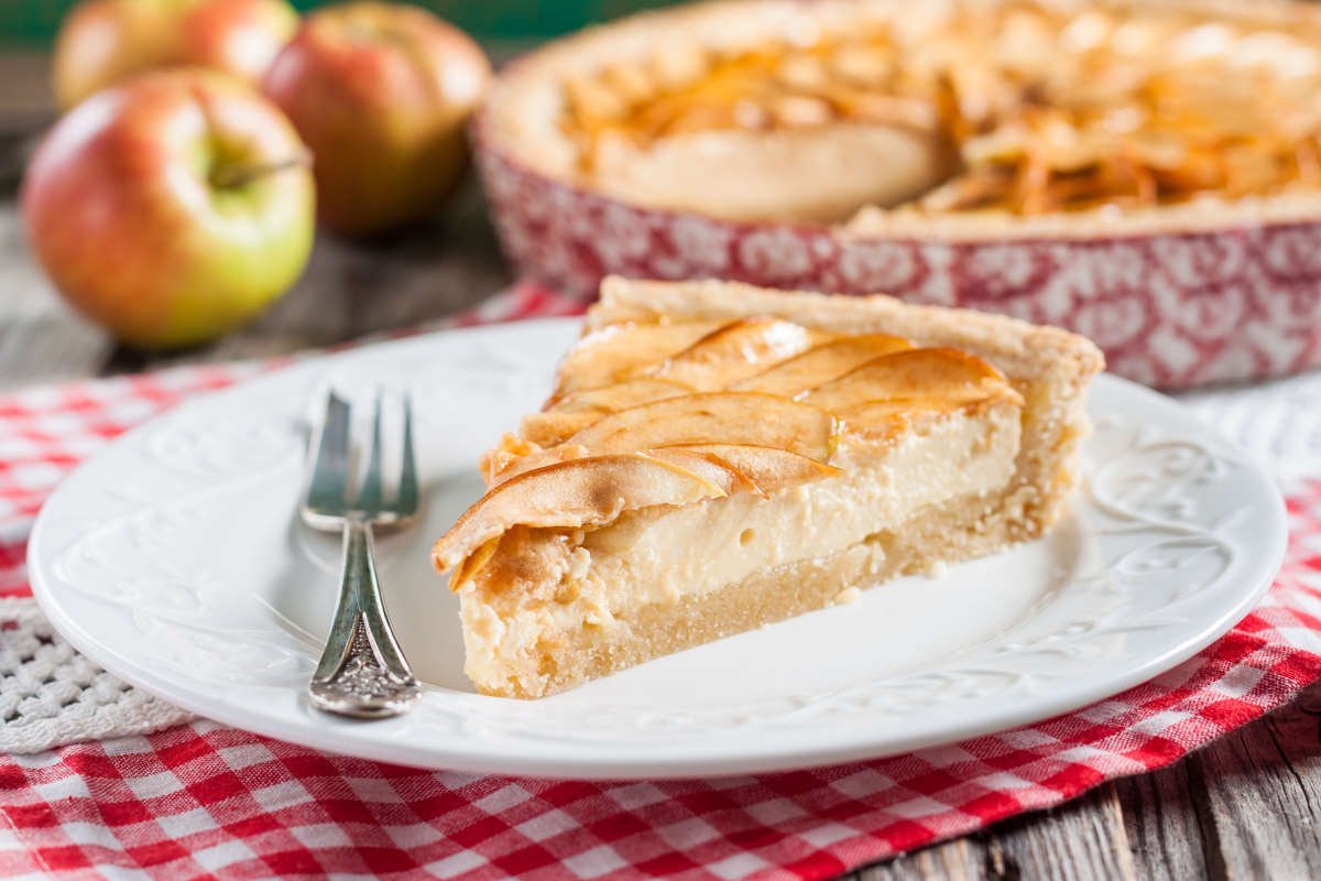 Песочный пирог с меренгой и яблоками