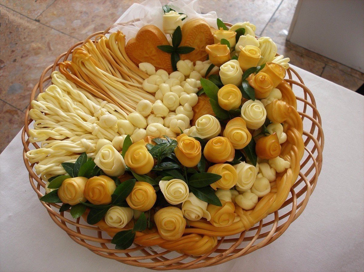 Корзинка с клубникой пирожное