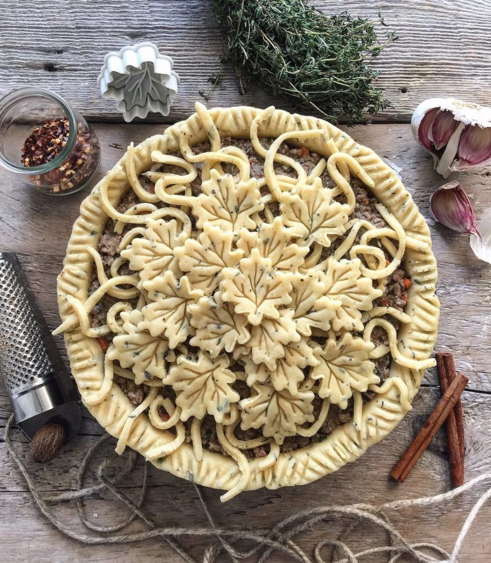 Украшение мясного пирога