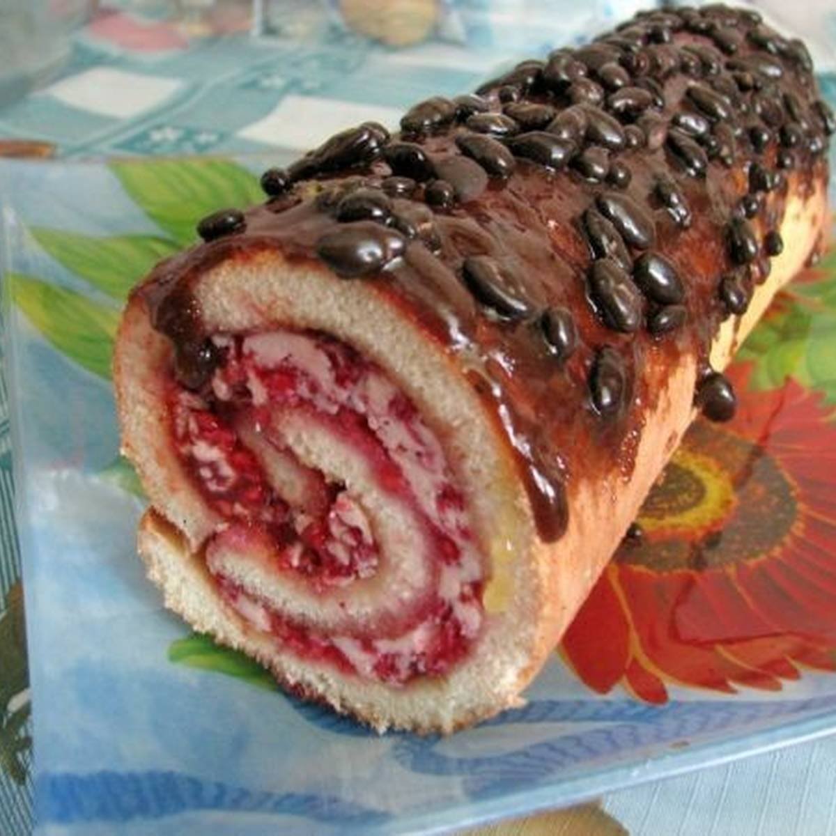 Морковный рулет с малиной и творожным