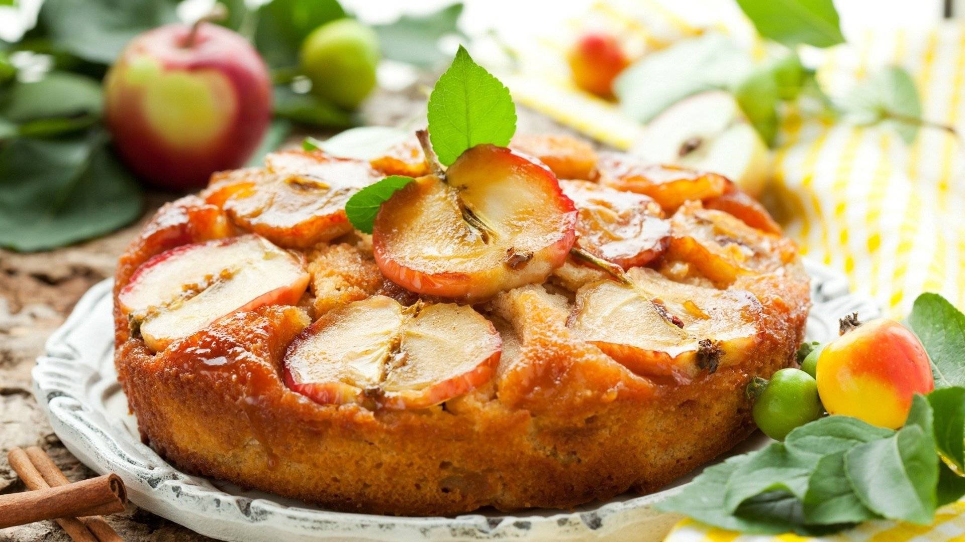 Вкусно ру рецепты. Шарлотка с карамелизированными яблоками в духовке. Apple pie (яблочный пирог). Аппетитный пирог с яблоками.