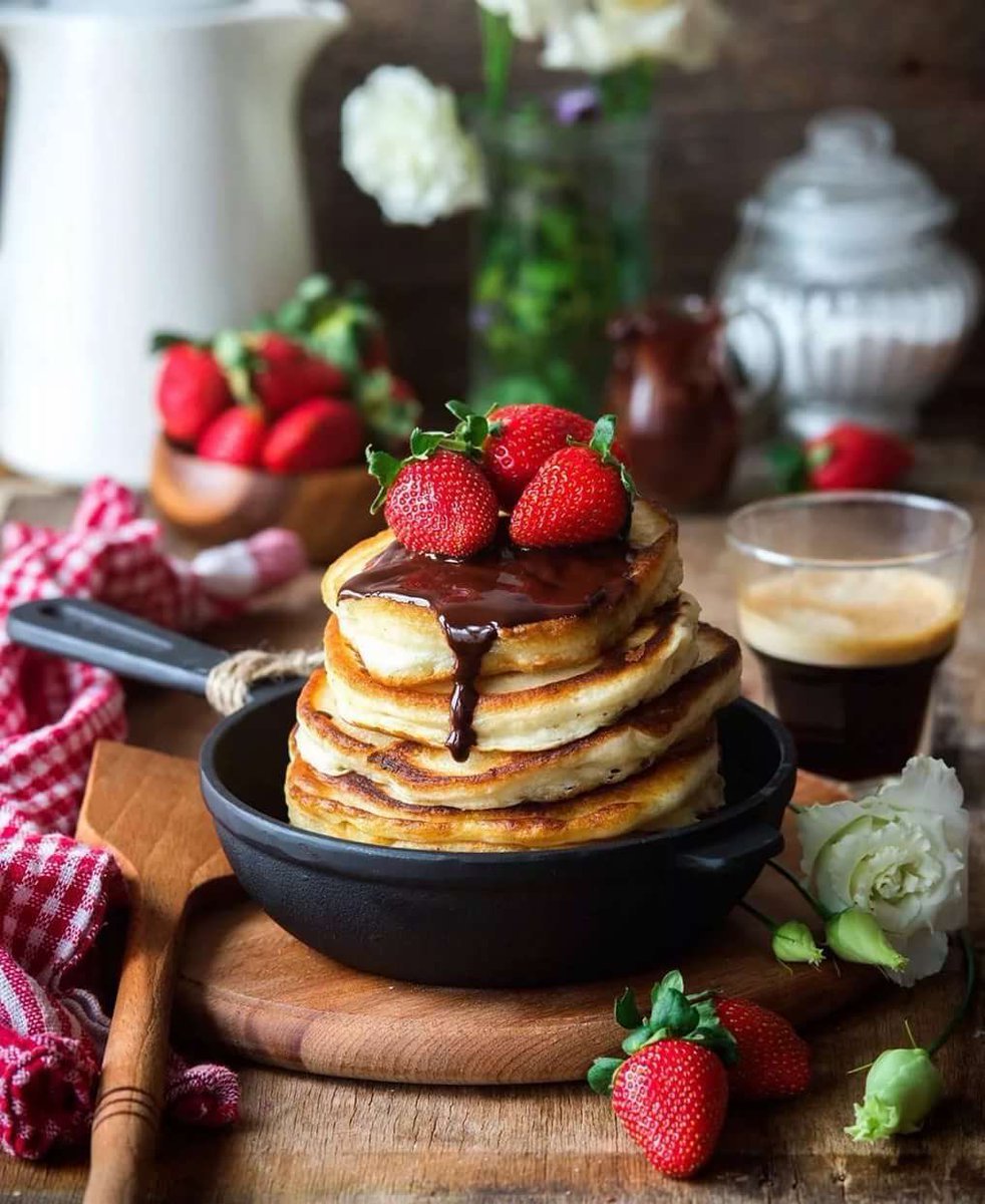 Блинчики с клубникой и бананом