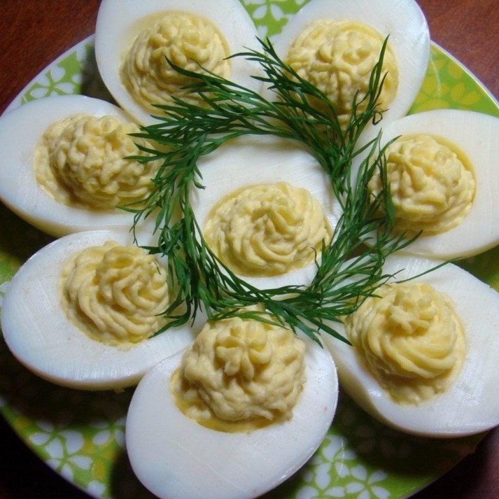 Что можно приготовить яйца лук. Яйца фаршированные с чесноком и майонезом с желтком. Украшение фаршированных яиц. Фаршированные яйца на новый год. Фаршированные яйца с чесноком и майонезом.