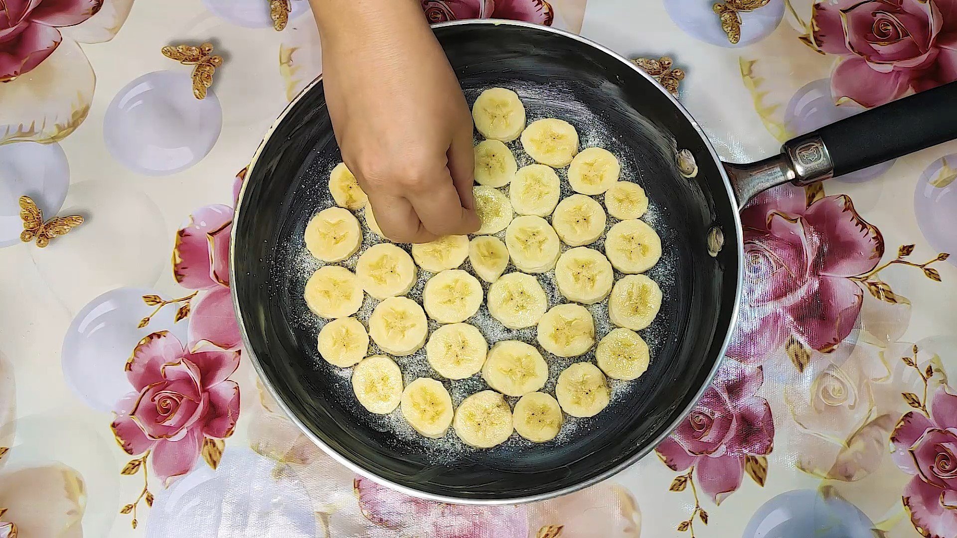 Банан в тесте на сковороде. Бананы на сковородке. Банановый пирог на сковородке. Пирог на сковороде. Бананы в тесте на сковороде.