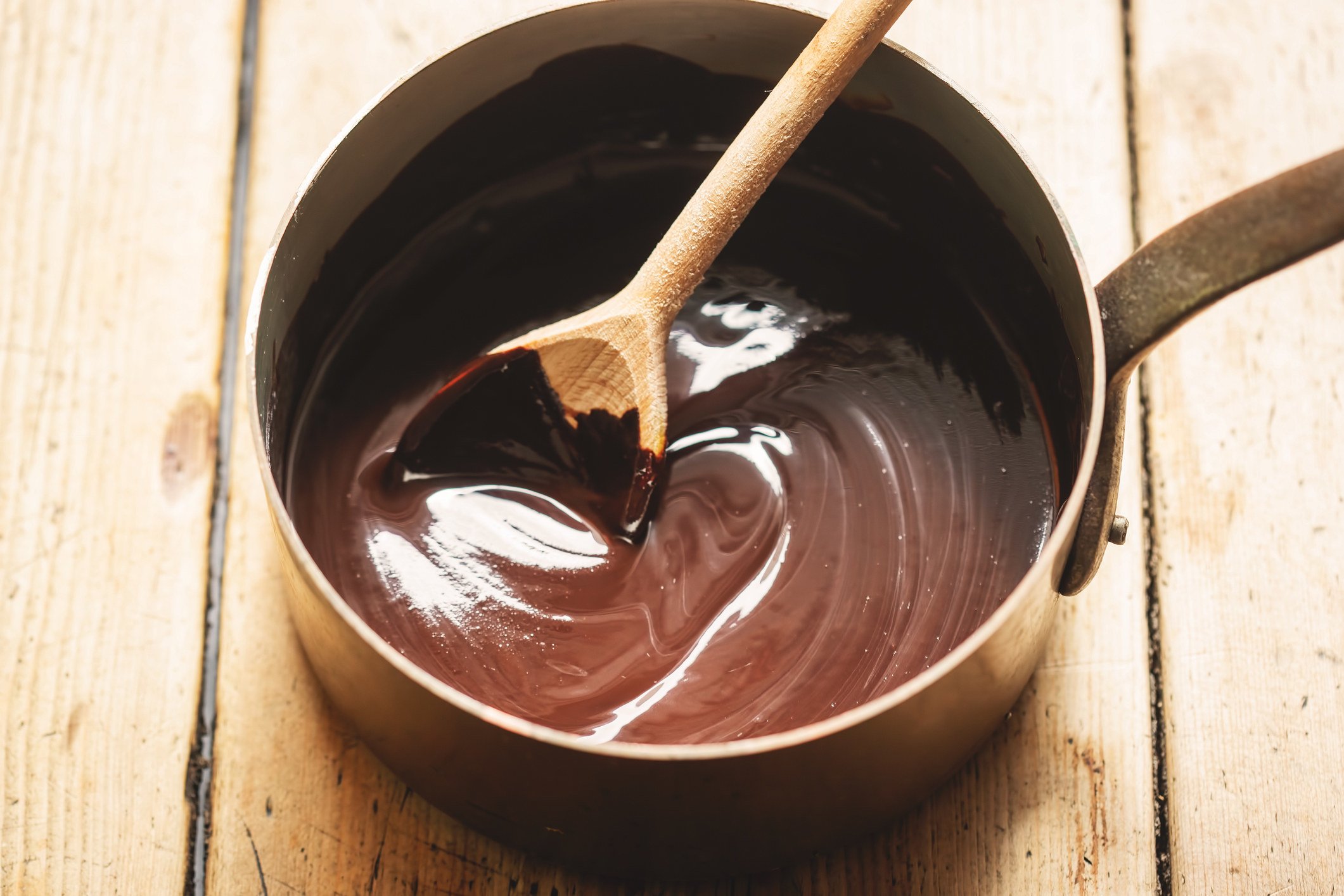 Шоколадное масло без какао. Шоколадный соус. Глазурь из какао. Шоколадный соус из какао. Шоколадная глазурь из какао и молока.