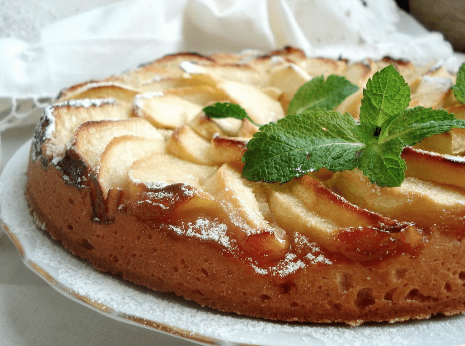 Быстрый и вкусный яблочный пирог в духовке