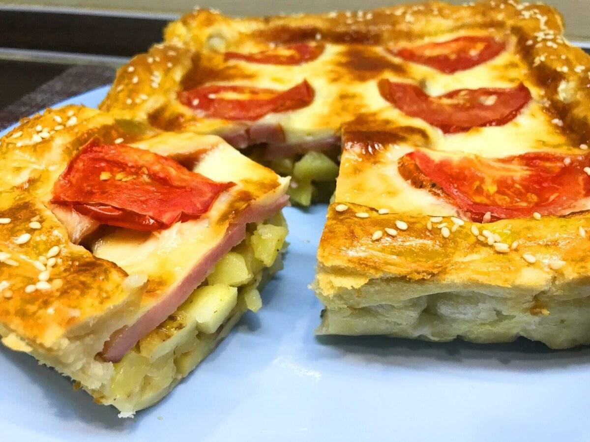 Пирог с печенью и картошкой из слоеного теста в духовке