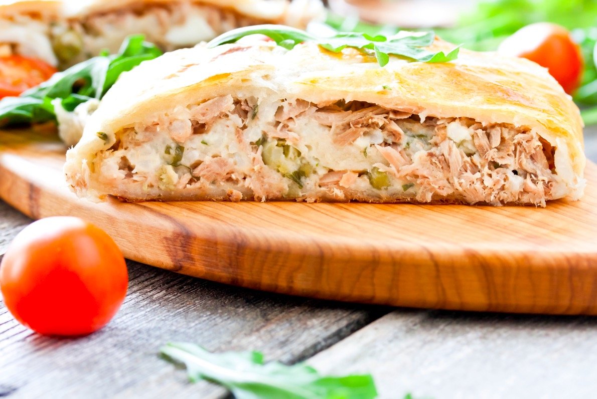 Пирог из слоёного теста с курицей и картошкой в духовке