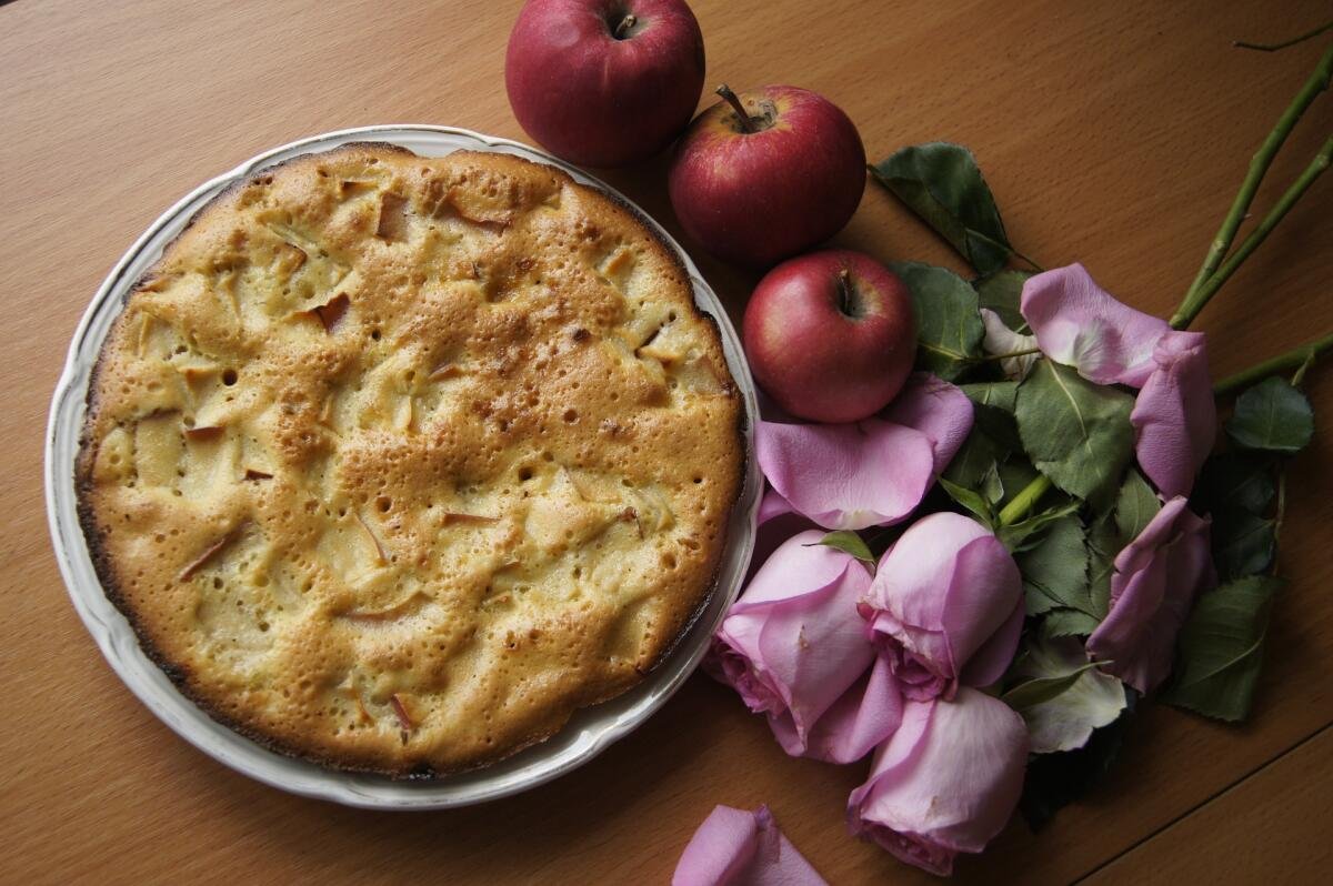 Манник на кефире с яблоками и корицей