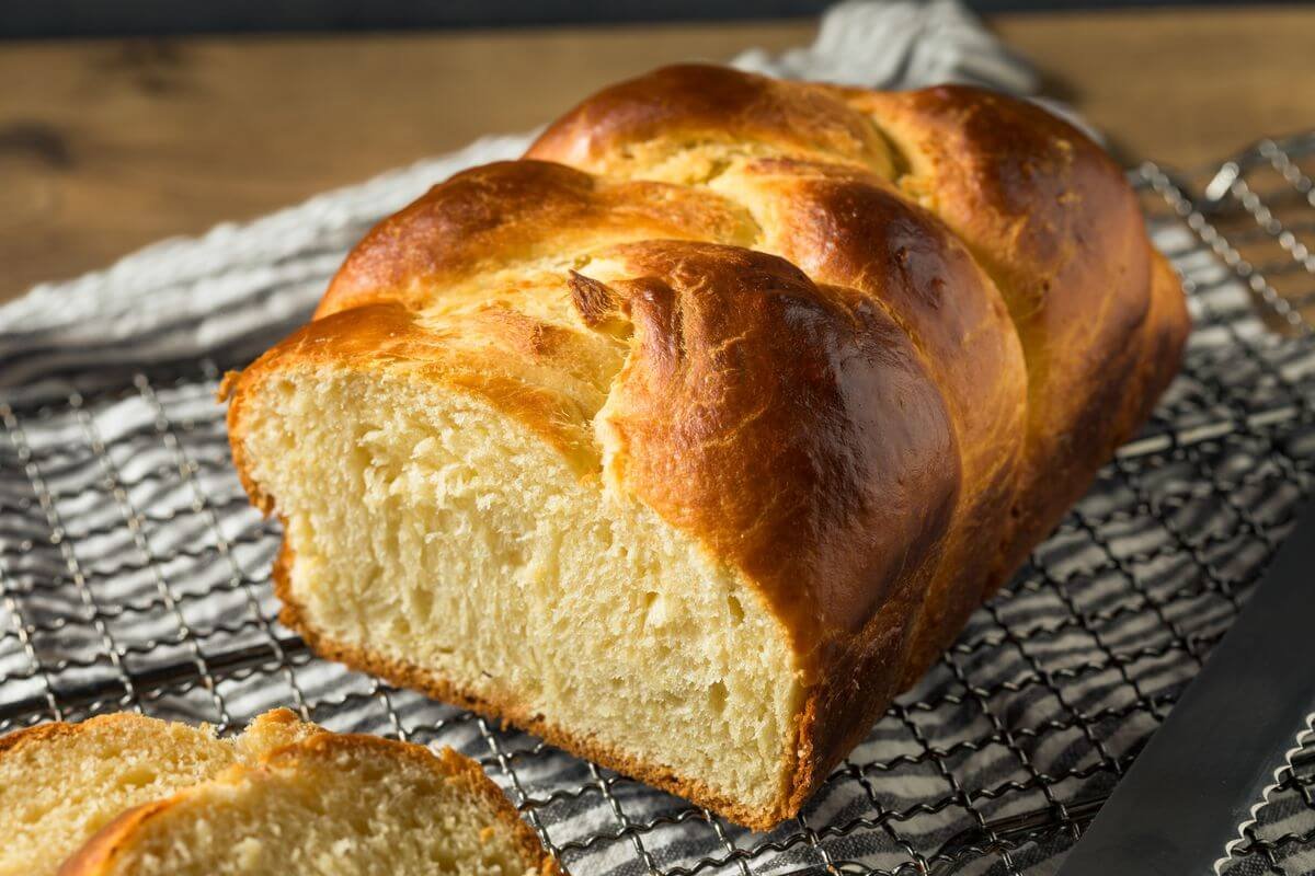 Мягкий хлеб в духовке. Хлеб Бриошь. Черствый хлеб. Хлеб в духовке. Блюда из черствого батона.