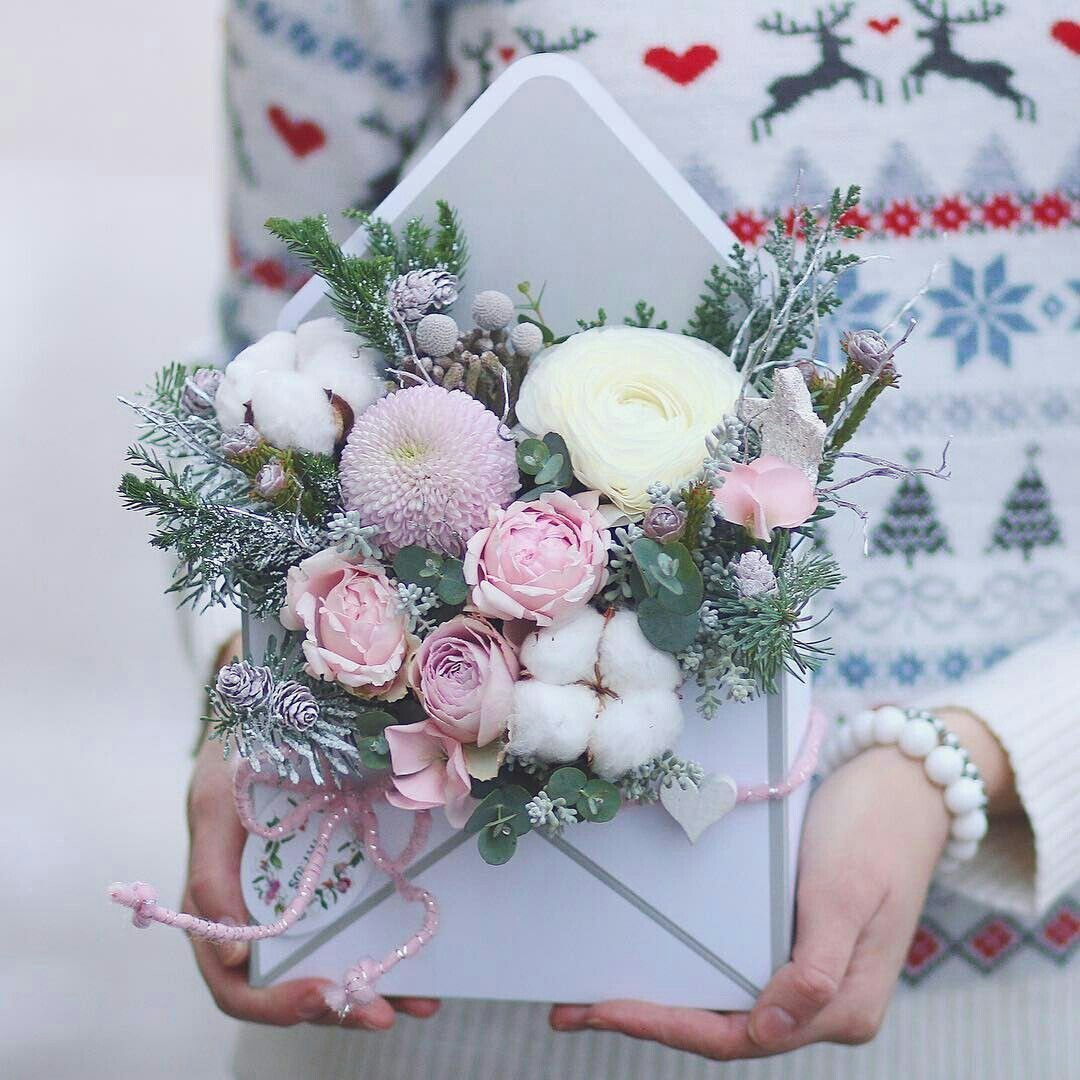 Живые цветы в коробке