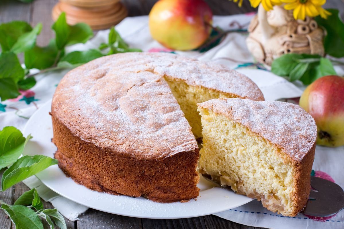 Бисквит с яблоками