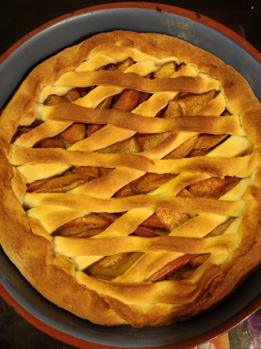 Красивый пирог с яблоками