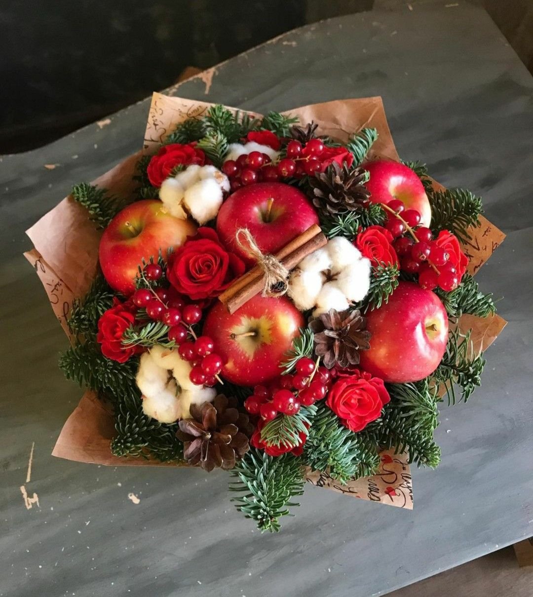 Новогодние букет красные яблоки и ель